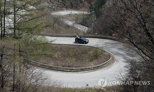 ▲ 강원 지역 오지를 운행하는 11인승 마을버스.ⓒ연합뉴스