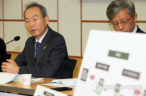 ▲ 4·16 세월호 참사 특별조사위원회 이석태 위원장(왼쪽)이 29일 국회 의원회관에서 열린 긴급기자회견에서 굳은 표정을 짓고 있다.ⓒ연합뉴스