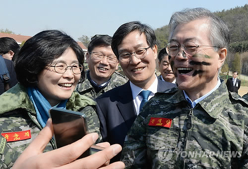 ▲ 새정치민주연합 문재인 대표가 25일 경기도 김포시 해병대 2사단 제3165부대를 방문, 위장크림을 바르고 있다.ⓒ연합뉴스