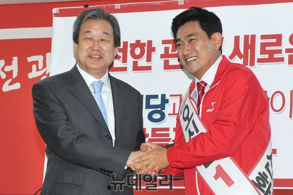 ▲ 새누리당 김무성 대표와 4·29 보궐선거 오신환 후보가 퍼포먼스 후 손을 잡고 있다. ⓒ뉴데일리 이종현 기자