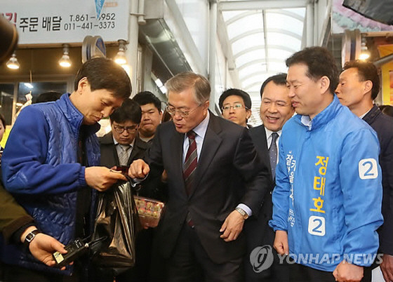 ▲ 새정치민주연합 문재인 대표가 30일 오전 보궐선거가 치러질 서울 관악을 지역에 위치한 전통시장인 신원시장을 정태호 후보와 함께 돌아보고 있다. ⓒ연합뉴스 사진DB