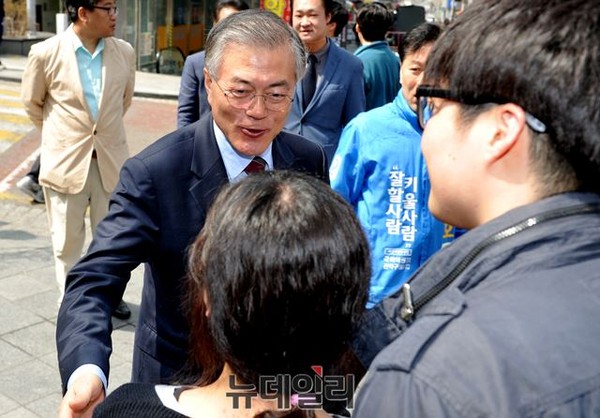 ▲ 새정치민주연합 문재인 대표가 30일 오후 신림동 고시촌을 방문해 고시생들에게 인사를 건네고 있다. 문재인 대표 뒷쪽의 푸른 자켓을 입은 사람은 4·29 관악을 보궐선거에 출마할 새정치연합 정태호 후보다. ⓒ뉴데일리 이종현 기자