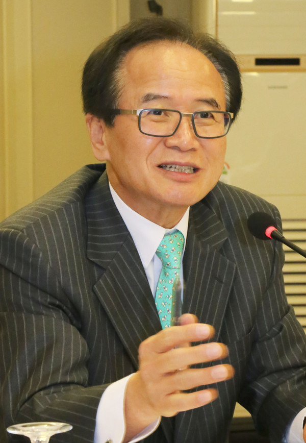 ▲ 이용두 한국국학진흥원장이 30일 열린 아시아포럼21 토론회에서 법령 제정을 통한 국학진흥 활성화 입장을 밝히고 있다.ⓒ아시아포럼21제공