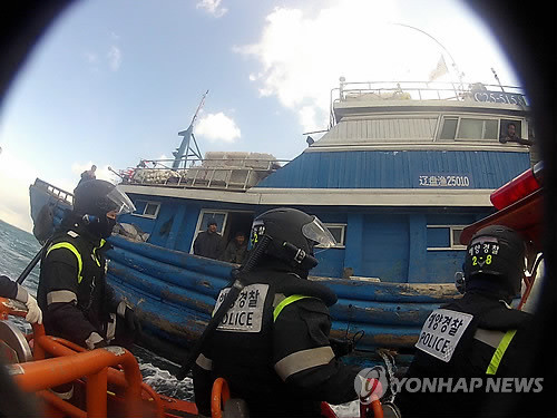 ▲ 해경이 불법조업 중국어선 나포 작전을 펼치고 있다. ⓒ 연합뉴스