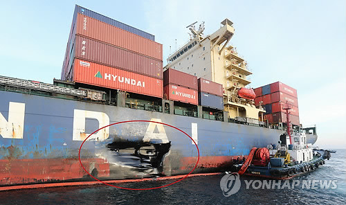 ▲ 지난해 12월 28일 오전 0시21분께 부산시 사하구 목도 남동쪽 1.9마일 해상에서 일반화물선 D호와 컨터이너 선박 H호가 충돌해 H호의 좌측 선미 부분에 파공이 생겨 다량의 기름이 바다로 유출된 모습 ⓒ연합뉴스