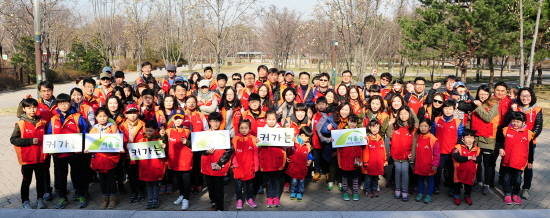 ▲ SK건설 임직원 가족봉사단이 봉사활동 시작에 앞서 기념촬영을 하고 있다.ⓒSK건설