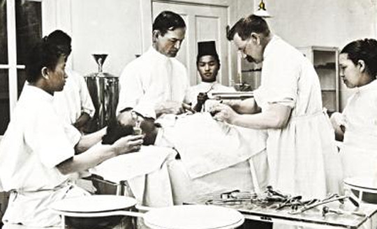 ▲ 올리버 에비슨이 한국인 조수 박서양의 도움을 받아 수술하는 모습. 에비슨은 조선인 의사를 양성해 우리나라에 서양 의술이 보급되는 데 큰 역할을 했다. ⓒ조선일보(문화재청 제공)