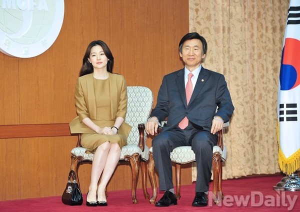 ▲ '2014 한-아세안 특별정상회의' 홍보대사 위촉식에 참석한 윤병세 외교장관과 배우 이영애. ⓒ뉴데일리 정재훈 기자