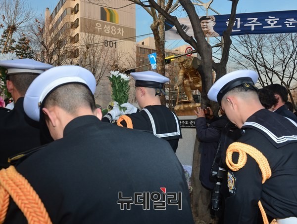 ▲ 故 한주호 준위 동상제막식, 헌화하는 해군. ⓒ뉴데일리 DB