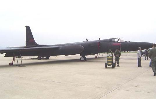 주한 미7공군이 2004년 5월26일 한국 안보 관계자들에게 공개한 U2 정찰기의 모습/사진=김필재