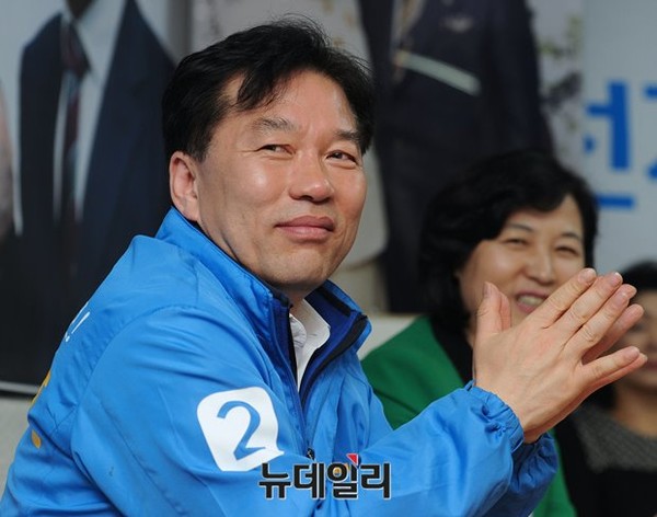 ▲ 4·29 서울 관악을 보궐선거에 출마할 새정치민주연합 정태호 후보가 31일 자신의 선거사무소에서 지지자들의 발언을 듣고 있다. 뒷쪽은 격려 방문한 새정치연합 추미애 최고위원. ⓒ뉴데일리 정재훈 기자