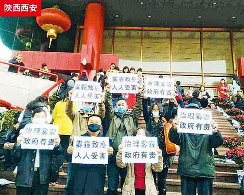 지난 3월 8일 中공산당의 스모그 대책을 촉구하는 시위를 가졌던 사람들. 모두 체포돼 사라진 것으로 알려졌다. ⓒ홍콩 명보 보도화면 캡쳐