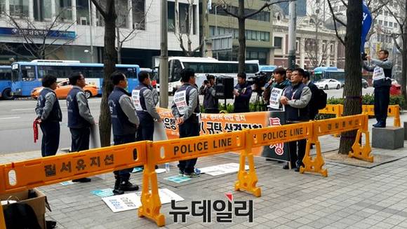 ▲ 대우조선 노조가 31일 서울 다동 본사 앞에서 사장 선임을 촉구하는 시위를 벌이고 있는 모습ⓒ뉴데일리DB