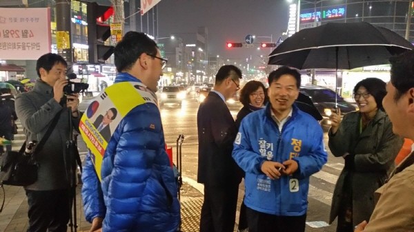 ▲ 서울 관악을 보궐선거에 출마한 무소속 변희재 후보와 새정치민주연합 정태호 후보가 31일 저녁 신대방역 인근에서 처음 만나 덕담을 나누고 있다. ⓒ성호스님 트위터