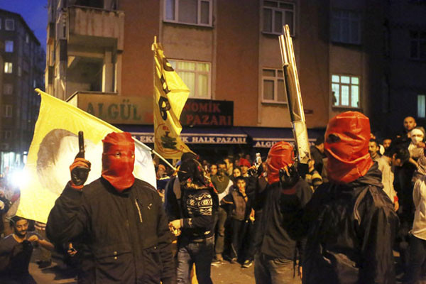 2013년 6월 터키 반정부 시위 당시 '혁명민족해방전선' 조직원들의 모습. 다른 시위대와 달리 복면을 쓴 채 사제총기로 무장한 모습이다. ⓒ월드 뷸레틴 넷 보도화면 캡쳐