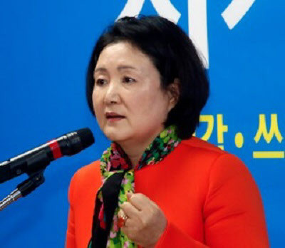 ▲ 새정치민주연합 문재인 대표의 부인 김정숙 여사가 지난달 28일 새정치연합 신동근 후보의 인천 선거사무소 개소식에 참석해 후보 지지발언을 하고 있다ⓒ조선일보