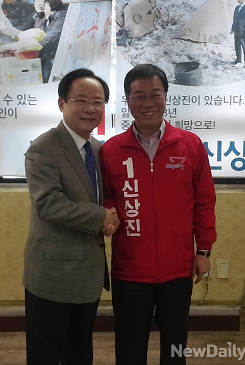 ▲ 새누리당 이주영 의원이 1일 4.29재보궐선거 성남중원에 출마한 신상진 예비후보 선거사무소를 찾아 신 후보와 기념사진을 찍고 있다.ⓒ뉴데일리 임재섭 기자