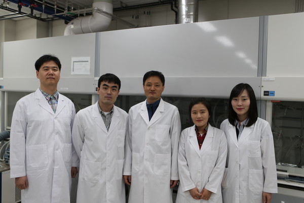 ▲ 디지스트 태양에너지융합연구센터 강진규 박사 연구팀(왼쪽에서부터 성시준 박사, 황대규 박사, 강진규 박사, 조효정 연구원, 남정은 연구원)ⓒ디지스트 제공
