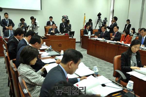 ▲ 국회 정치개혁특별위원회가 1일 김용희 중앙선거관리위원회 사무총장이 출석한 가운데 전체회의를 열었다. 이병석 위원장이 개회를 선언하고 있다. ⓒ뉴데일리 이종현 기자