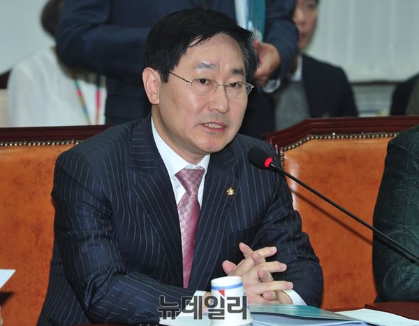 ▲ 국회 정치개혁특별위원인 새정치민주연합 박범계 의원이 1일 열린 정개특위 전체회의에서 김용희 중앙선거관리위원회 사무총장을 상대로 질의하고 있다. ⓒ뉴데일리 이종현 기자