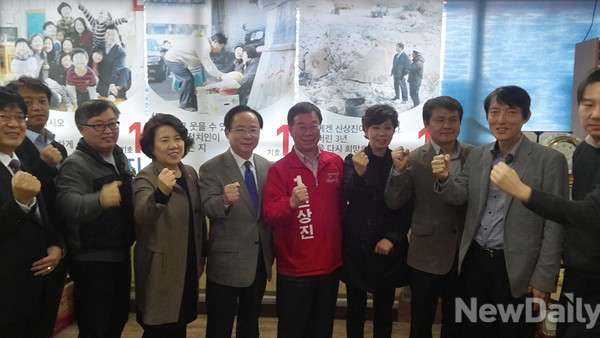 ▲ 1일 성남 중원에 위치한 신상진 의원 사무소에서 캠프 관계자들이 각오를 다지고 있다. 이 날 특히 이주영 전 해수부장관이 방문해 눈길을 끌었다. ⓒ뉴데일리 임재섭 기자