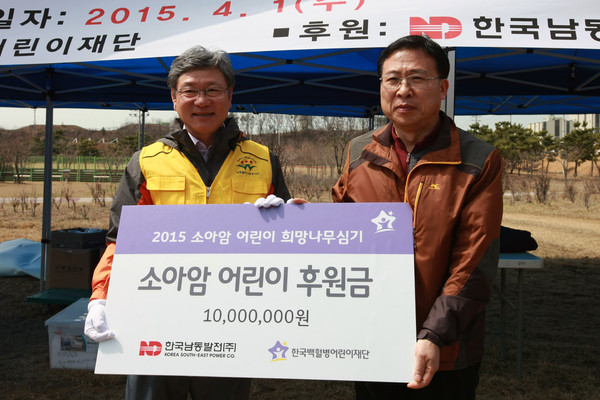 ▲ 정석부 기술본부장(좌), 한국백혈병어린이재단 강태석 이사(우)가 후원금을 전달하고 있다