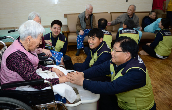 ▲ 한국수력원자력 한울원자력본부가 창립 14주년을 맞아 사랑나눔 봉사활동을 펼쳤다. ⓒ한울원자력본부 제공