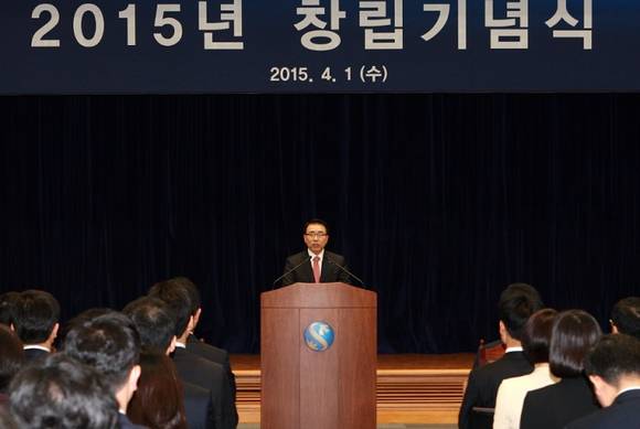 ▲ 1일 조용병 신한은행장이 서울 중구 세종대로 소재 신한은행 본점에서 열린 '2015년 신한은행 창립기념식'에서 기념사를 하고 있다. ⓒ 신한은행