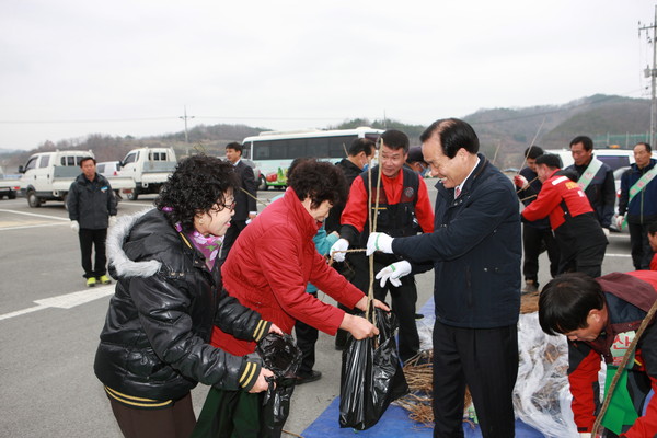 ▲ 시민들에게 나무를 나눠주고 있는 김주수 군수ⓒ의성군 제공