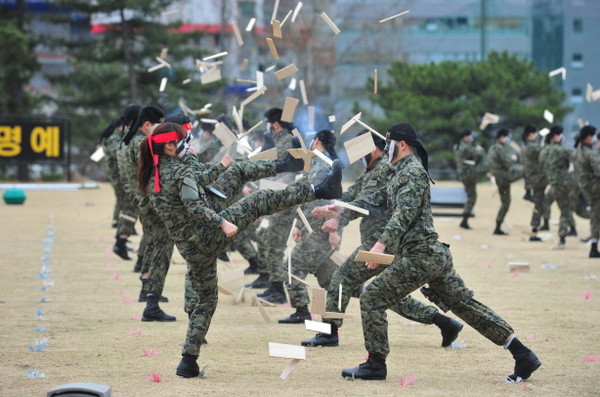 ▲ 특전사창설기념식 식후행사로 특전사 장병들이 특공무술시범을 선보이고 있다.ⓒ특전사