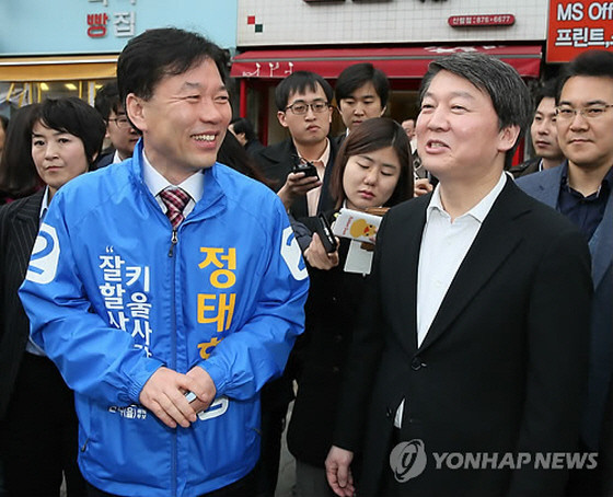 ▲ 새정치민주연합 안철수 전 공동대표가 2일 오전 보궐선거가 열릴 서울 관악을 지역을 방문해 신림사거리 인근에서 정태호 후보와 이야기를 나누고 있다. ⓒ연합뉴스 사진DB
