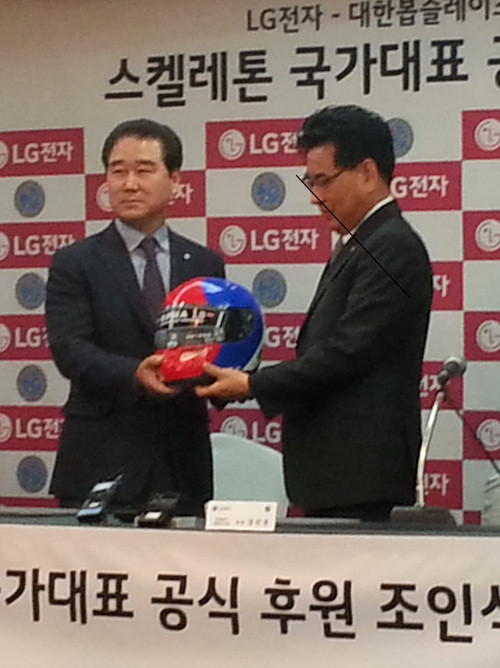 ▲ 오른쪽부터 강신성 대한봅슬레이스켈레톤경기연맹 회장, 최상규 LG전자 한국영업본부장. ⓒ뉴데일리