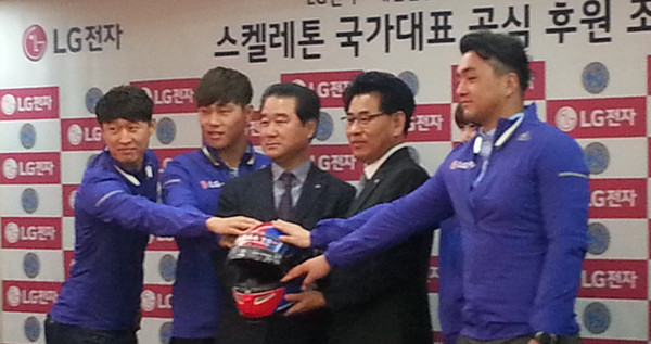 ▲ 오른쪽부터 이진희 코치, 문라영 선수, 강신성 회장, 최상규 본부장, 윤성빈 선수, 이한신 선수.ⓒ뉴데일리