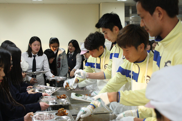 ▲ 성남여고를 찾아 배식봉사를 하고 있는 성남FC 꽃미남 선수들.ⓒ성남FC