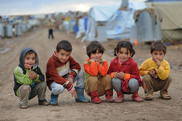 ▲ 도미즈(Domiz) 난민 캠프에 있는 시리아 어린이들. 아이들은 전쟁이 없는 세상에서 살아본 적이 없다. ⓒIRC(국제구호위원회) 홈페이지 캡쳐