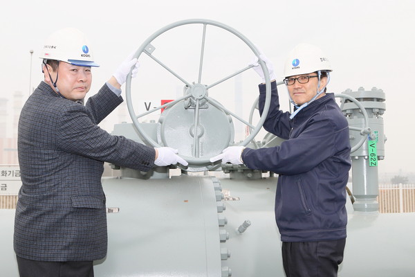 ▲ 한국가스공사 김원배 경기지역본부장(오른쪽)과 한국서부발전 김종옥 평택본부장이 포승관리소의 공급개시를 알리는 밸브를 열고 있다.ⓒ한국가스공사 제공