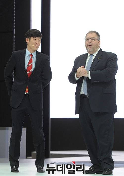 ▲ 축구스타 박지성(左)이 한국지엠 프레스 컨퍼런스에 참석해 응원의 메시지를 전하고 있다.