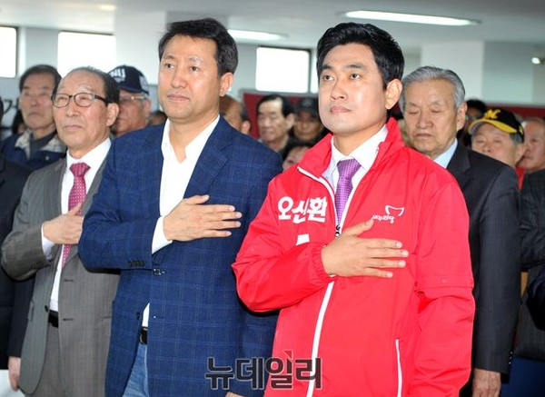 ▲ 오세훈 전 서울시장이 지난달 26일 열린 새누리당 오신환 후보 선거대책위원회 발대식에 참석한 자리에서, 국기에 대한 경례를 하고 있다. ⓒ뉴데일리 이종현 기자
