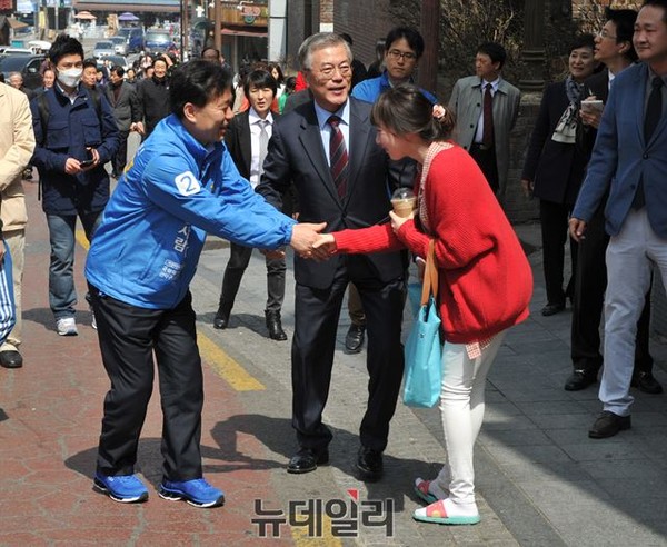 ▲ 새정치민주연합 문재인 대표가 지난달 30일 관악구 대학동 고시촌을 방문한 자리에서, 정태호 후보를 유권자에게 소개하고 있다. ⓒ뉴데일리 이종현 기자