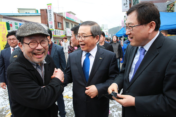 ▲ 행사장에서 영덕홍보대사 신구, 남유진 경북시장‧군수협의회장, 주낙영 경북도 행정부지사가 활짝 웃고 있다.ⓒ김형만 기자