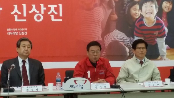 ▲ 새누리당 김무성 대표가 지난 19일 오전 성남시 중원구 성남산업단지관리공단에서 열린 현장최고위원회의에서 신상진 후보의 발언을 듣고 있다.ⓒ뉴데일리 김현중 기자