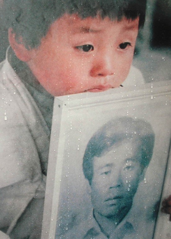 ▲ 5.18 희생자 영정을 안고 있는 어린이의 모습. 차기환 변호사는 사진의 영정 속 인물이 시민군이 사용한 칼빈총에 맞아 숨졌음에도 불구하고, 해당 사진이 군의 폭력적 진압을 상징하는 대표적인 사례로 잘못 쓰이고 있다고 설명했다.ⓒ 뉴데일리DB