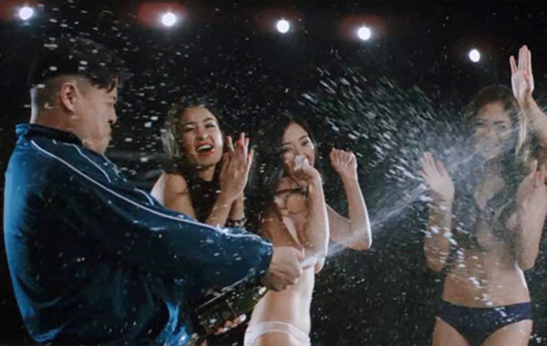 ▲ 김정은의 측근들이 최근 '기쁨조'를 새로 뽑기 시작했다고 한다. 그런데 모두 김정은보다 키가 크다고. ⓒ영화 '인터뷰' 중 '기쁨조'와 샴페인을 터뜨리는 김정은 장면 캡쳐