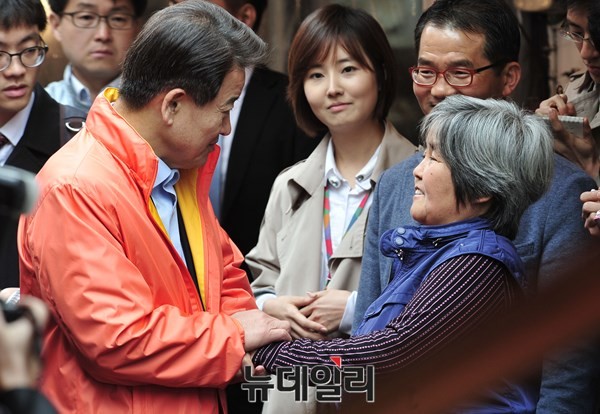 ▲ 국민모임 정동영 후보가 3일 관악구 삼성동 시장에서 현지 출마선언을 한 뒤, 시장을 둘러보던 중 장애우를 만나 위로하고 있다. ⓒ뉴데일리 이종현 기자