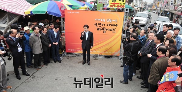 ▲ 국민모임 정동영 후보가 3일 관악구 삼성동 시장에서 현지 출마선언을 하고 있다. 이 곳은 마치 작은 광장처럼 보이지만, 실제로는 사진 왼쪽으로 골목길이 연결돼 있는 삼거리라, 사진 오른쪽의 길에서 좌회전하거나 우회전해서 골목으로 들어가려는 운전자들의 극심한 항의를 받았다. ⓒ뉴데일리 이종현 기자