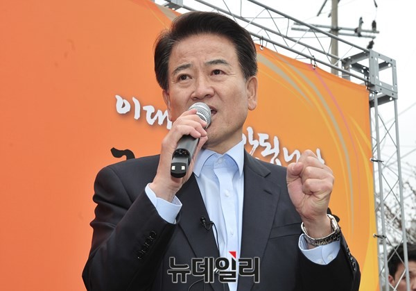 ▲ 서울 관악을 보궐선거에 나선 국민모임 정동영 예비후보가 삼성동 시장에서 출마기자회견을 열었다. ⓒ뉴데일리 이종현 기자