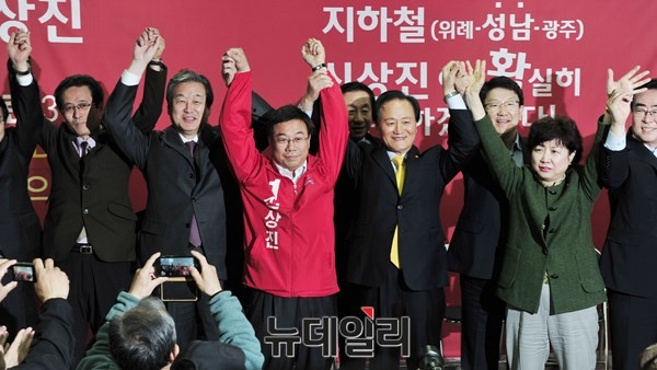 ▲ 3일 성남 중원구 중앙동에 위치한 한 사무소에서 새누리당 신상진 후보의 선거사무소 개소식이 열렸다. 개소식 현장은 전 현직 의원 20여명이 몰리는 등 북새통을 이뤘다. ⓒ뉴데일리 이종현 기자