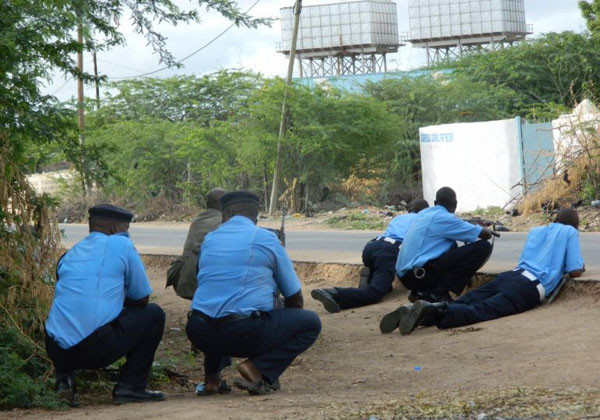 ▲ 케냐 가리샤 대학에 난입한 '알 샤바브' 조직원들과 대치 중인 현지 경찰들. ⓒ美CNN 보도화면 캡쳐