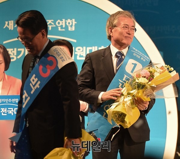 지난 2.8 전당대회에서 2위로 아쉽게 패한 박지원 의원이 무대 아래로 내려가고 있다. 오른쪽은 1위를 차지한 문재인 대표. ⓒ뉴데일리
