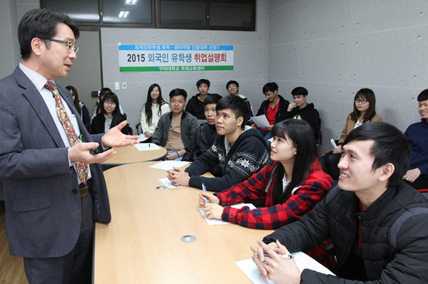 ▲ 서영길 국제교류센터장이 취업지도와 상담을 진행하고 있다.ⓒ구미대 제공